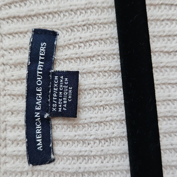 2/$20 AE - Women's Cream V-Neck Sweater - Oversized XS - Picture 2 of 5